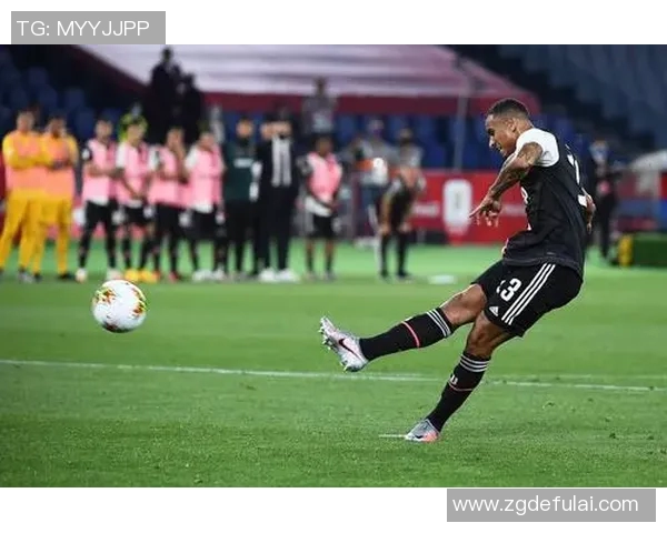 达尼洛在足球场上的传奇之路与不屈精神的完美结合